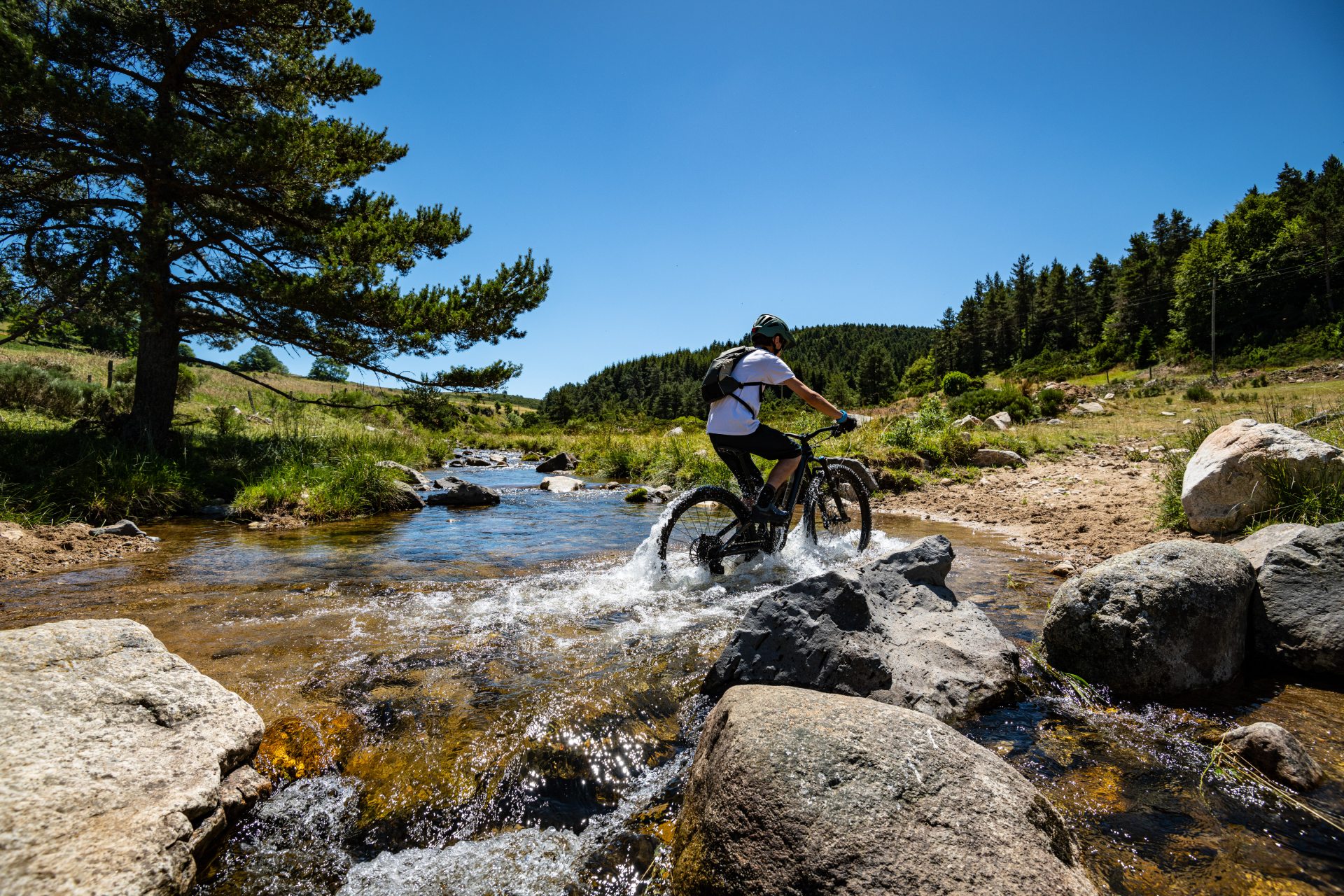VTT qui traverse une rivière